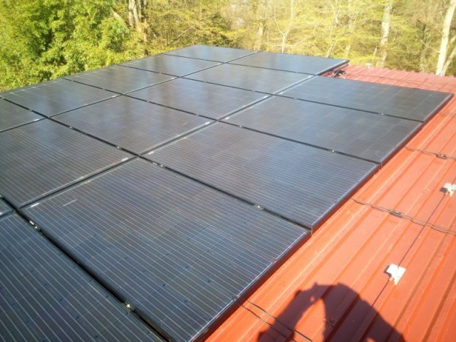 Pose des premiers panneaux photovoltaiques, super !!!
